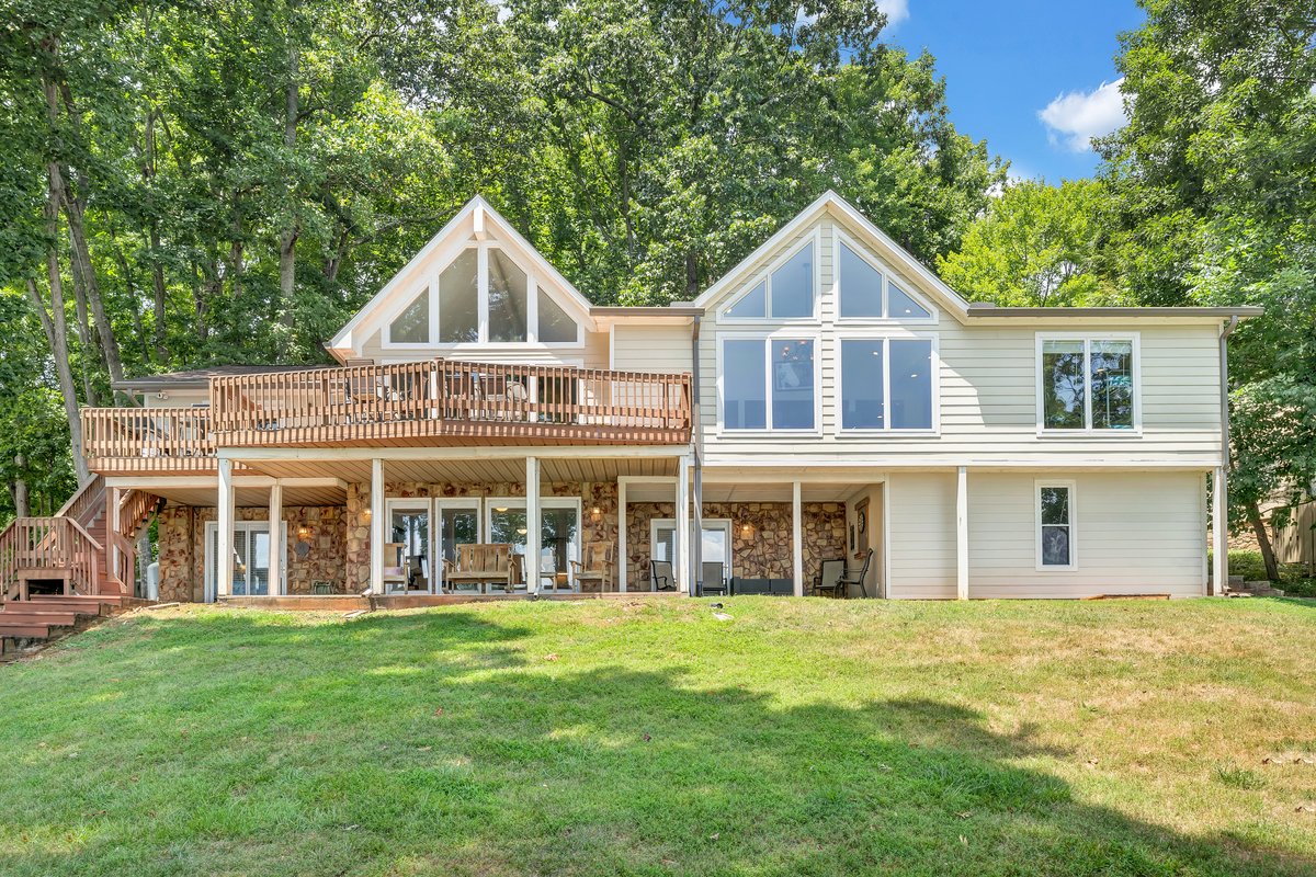 LAKE Pappy's Place on Leeward