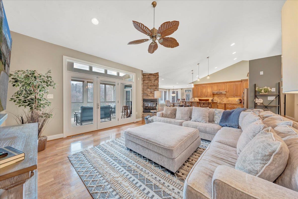 LAKE Great Escape on Smith Mountain Lake