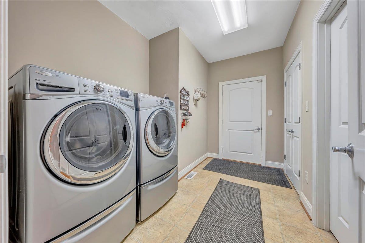 LAKE Great Escape on Smith Mountain Lake