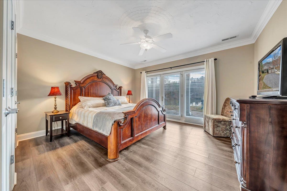 LAKE Great Escape on Smith Mountain Lake