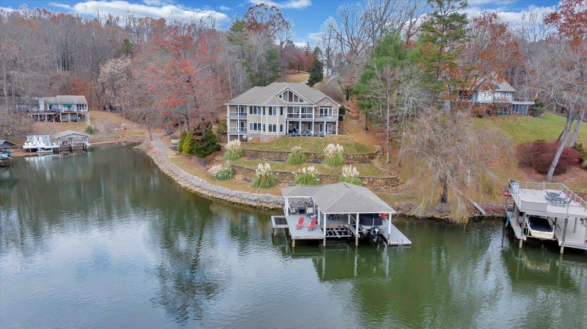 LAKE Great Escape on Smith Mountain Lake
