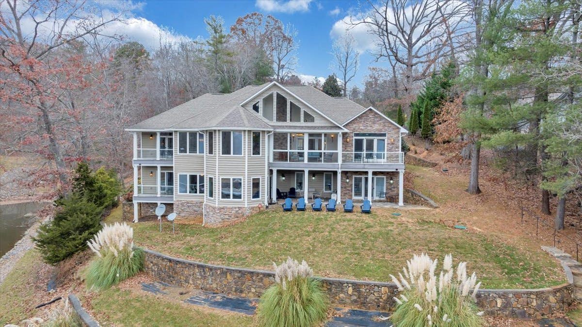 LAKE Great Escape on Smith Mountain Lake