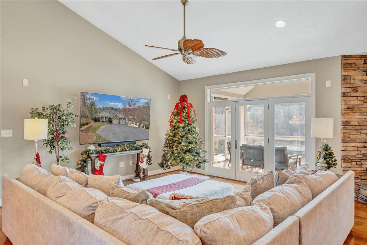 LAKE Great Escape on Smith Mountain Lake