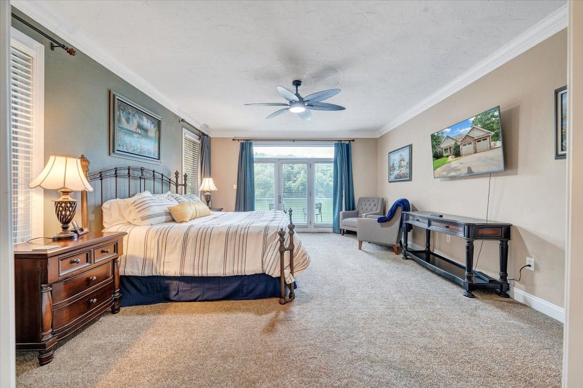 LAKE Great Escape on Smith Mountain Lake