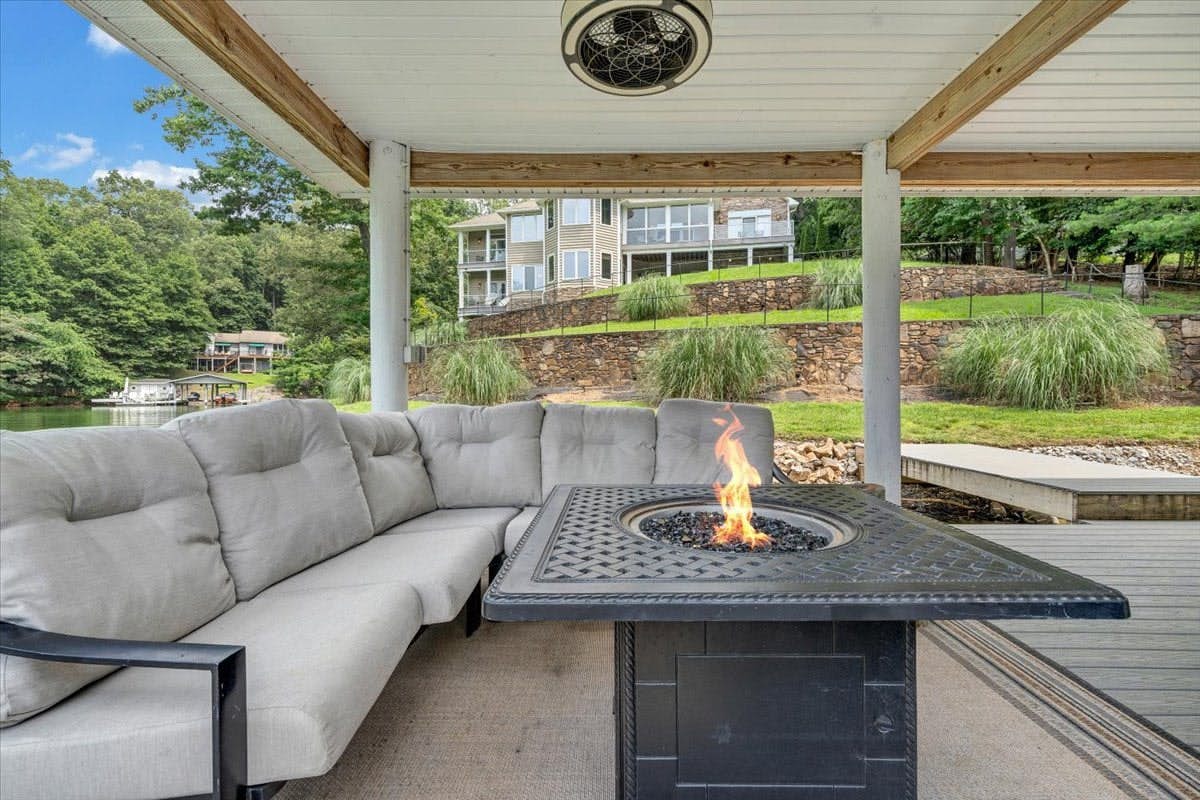 LAKE Great Escape on Smith Mountain Lake