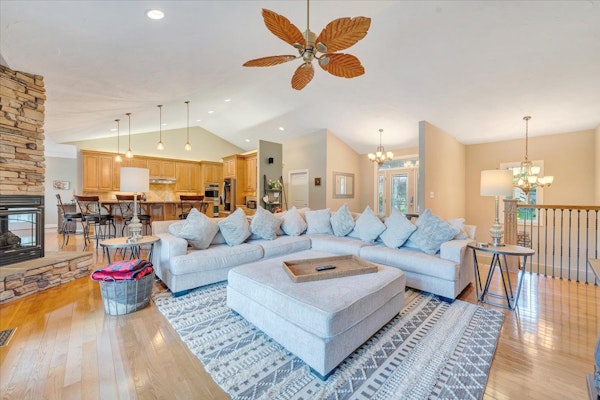 Great Escape on Smith Mountain Lake - Lakefront, Private Dock, & Hot Tub