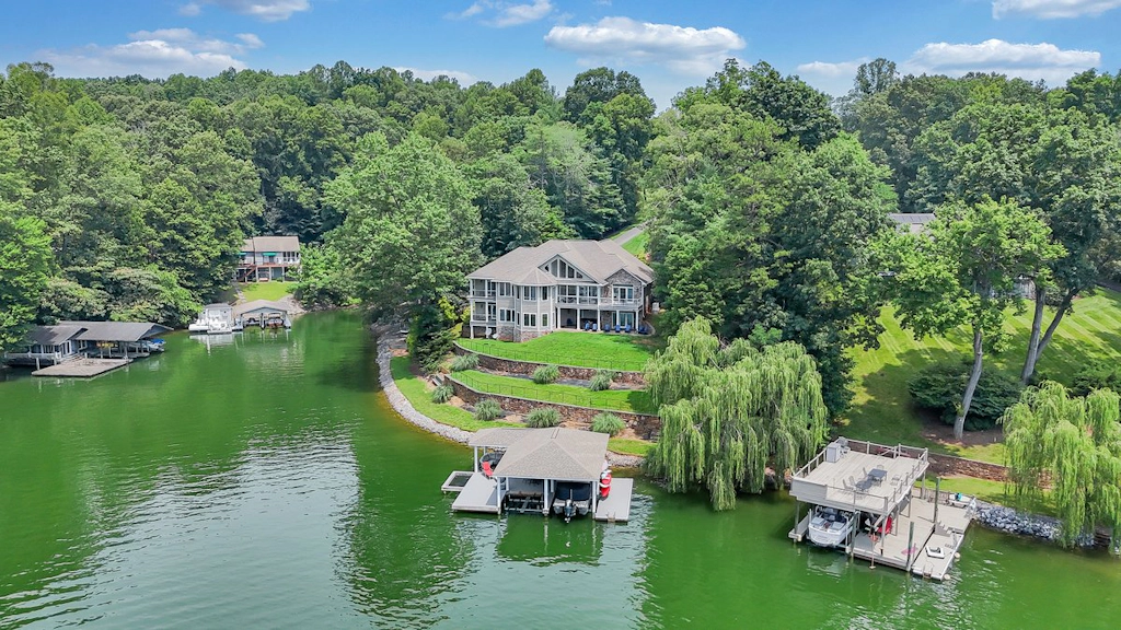 LAKE Great Escape on Smith Mountain Lake