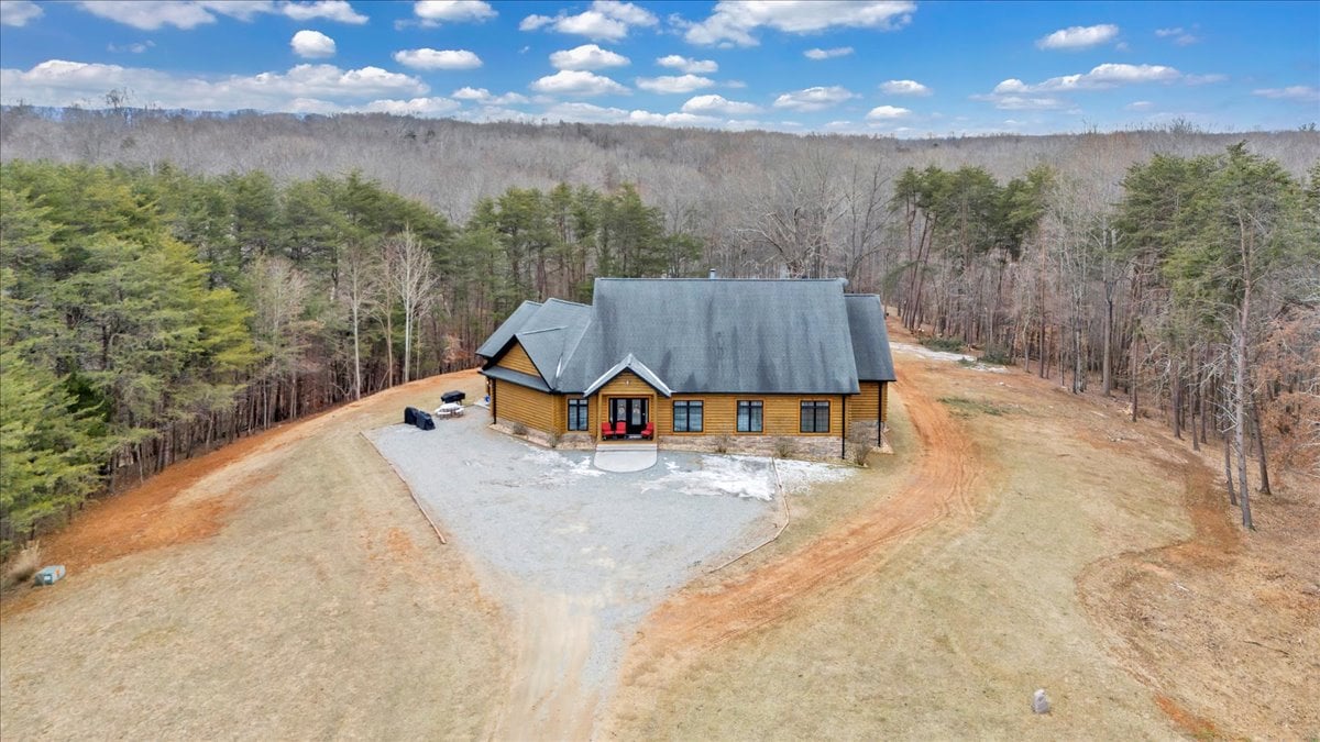 Liberty Pines - Lakefront Log Home, Swim Spa & Game Room