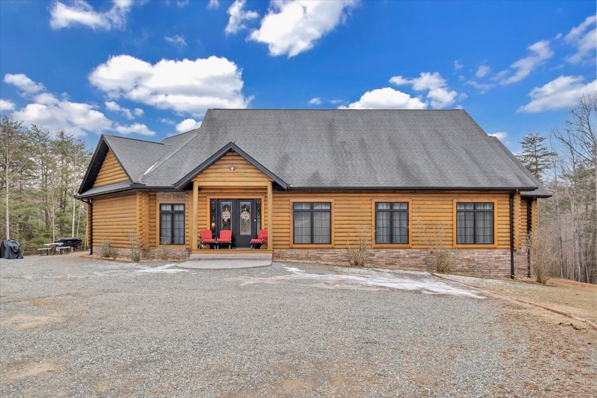 Liberty Pines - Lakefront Log Home, Swim Spa & Game Room