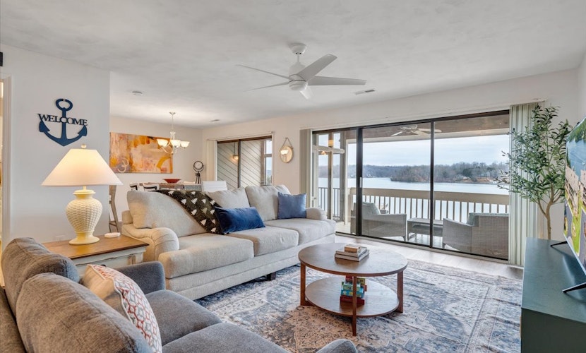 Lake Vibes - Pet Friendly Lakefront Condo!