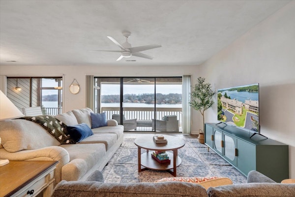 Lake Vibes - Pet Friendly Lakefront Condo!