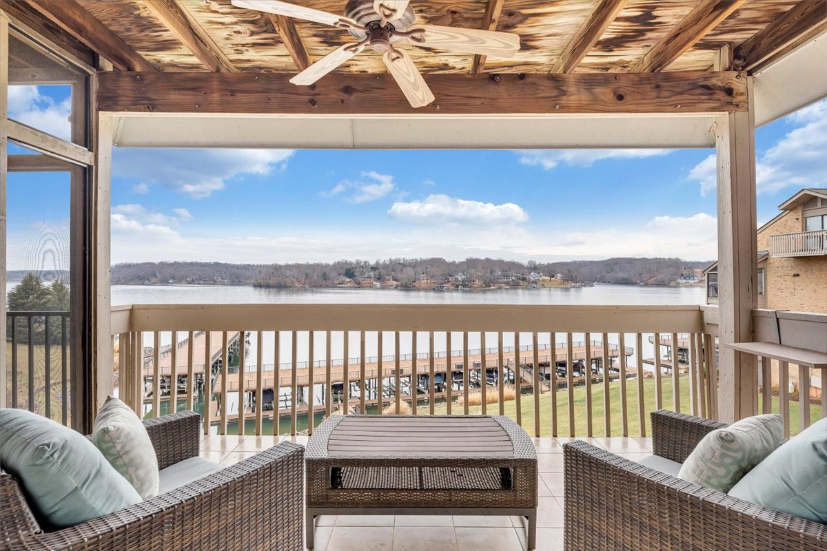 Lake Vibes - Pet Friendly Lakefront Condo!