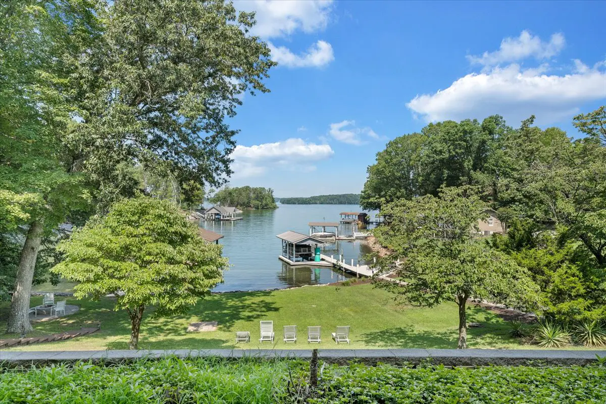 LAKE Kelly Kove