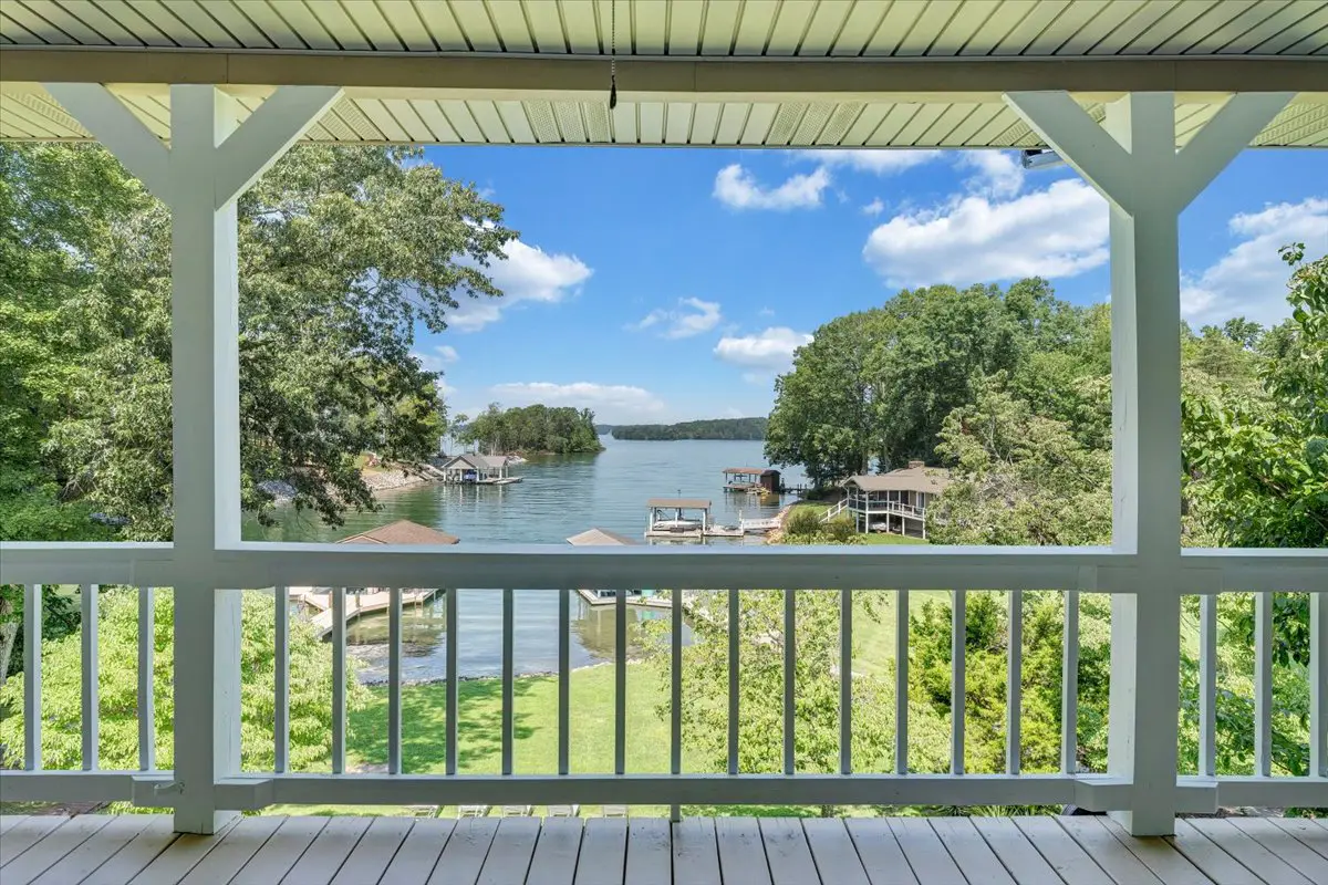 LAKE Kelly Kove