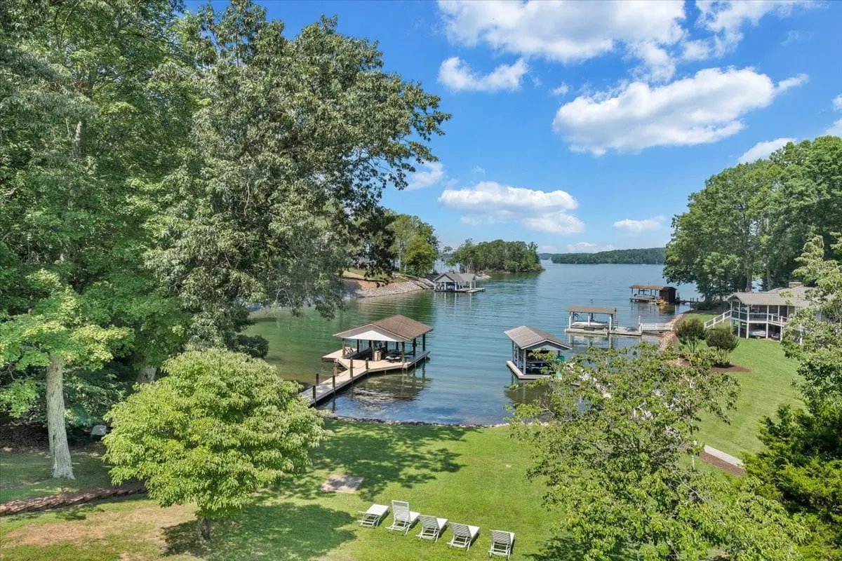 LAKE Kelly Kove