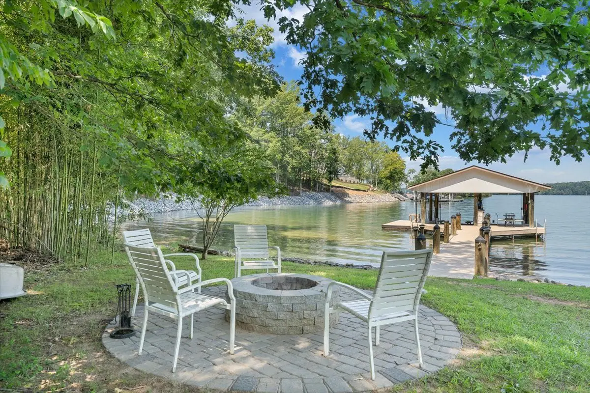 LAKE Kelly Kove