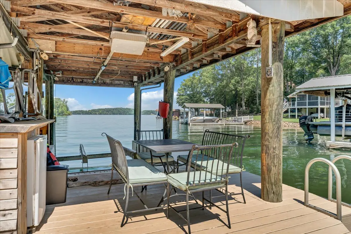 LAKE Kelly Kove