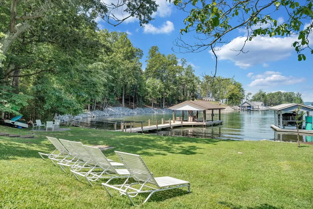 LAKE Kelly Kove