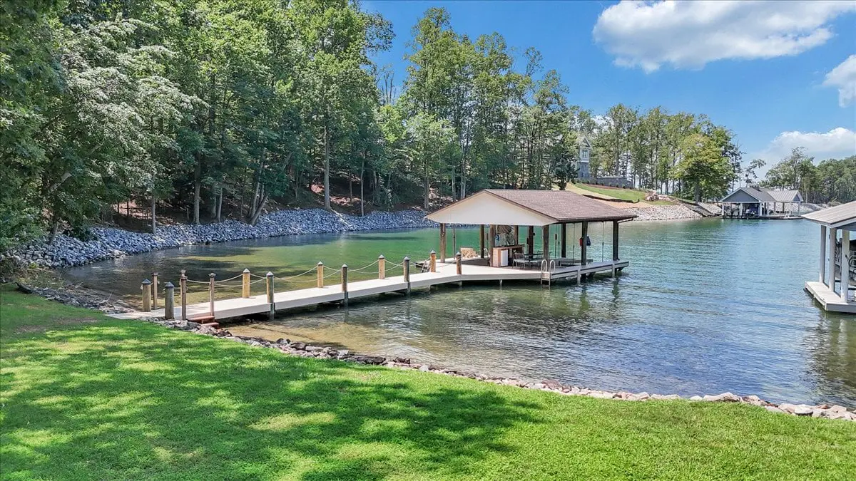 LAKE Kelly Kove