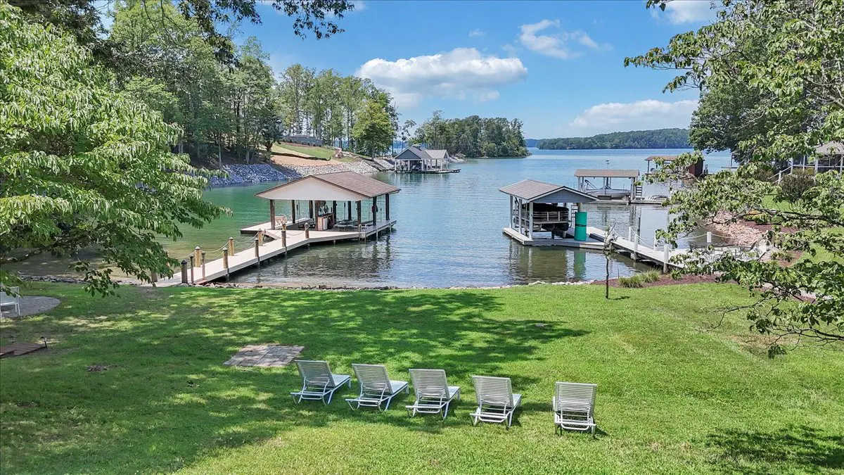 LAKE Kelly Kove