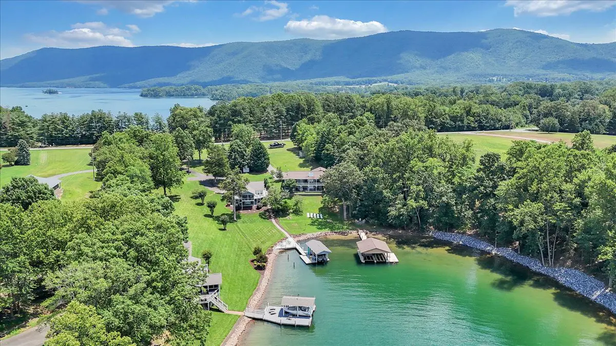 LAKE Kelly Kove