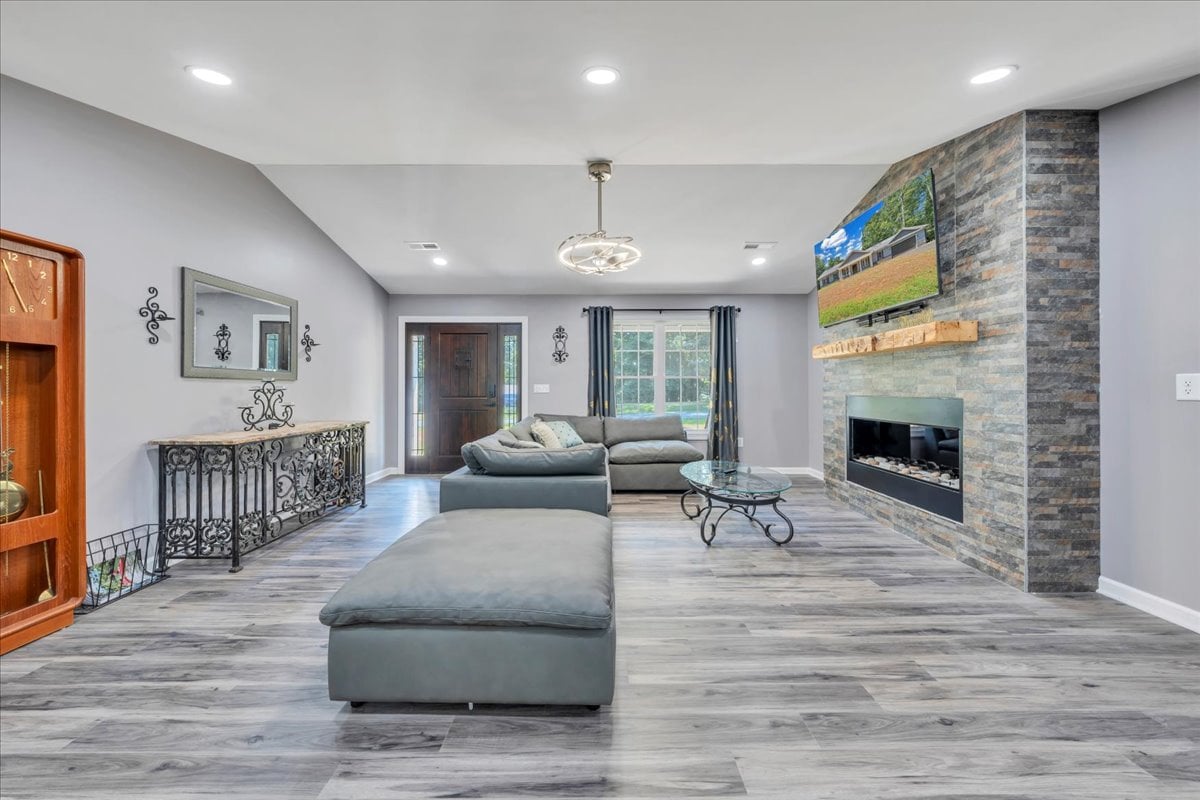 Lakeview Village East - Community Pool, Tennis & Boat Ramp!