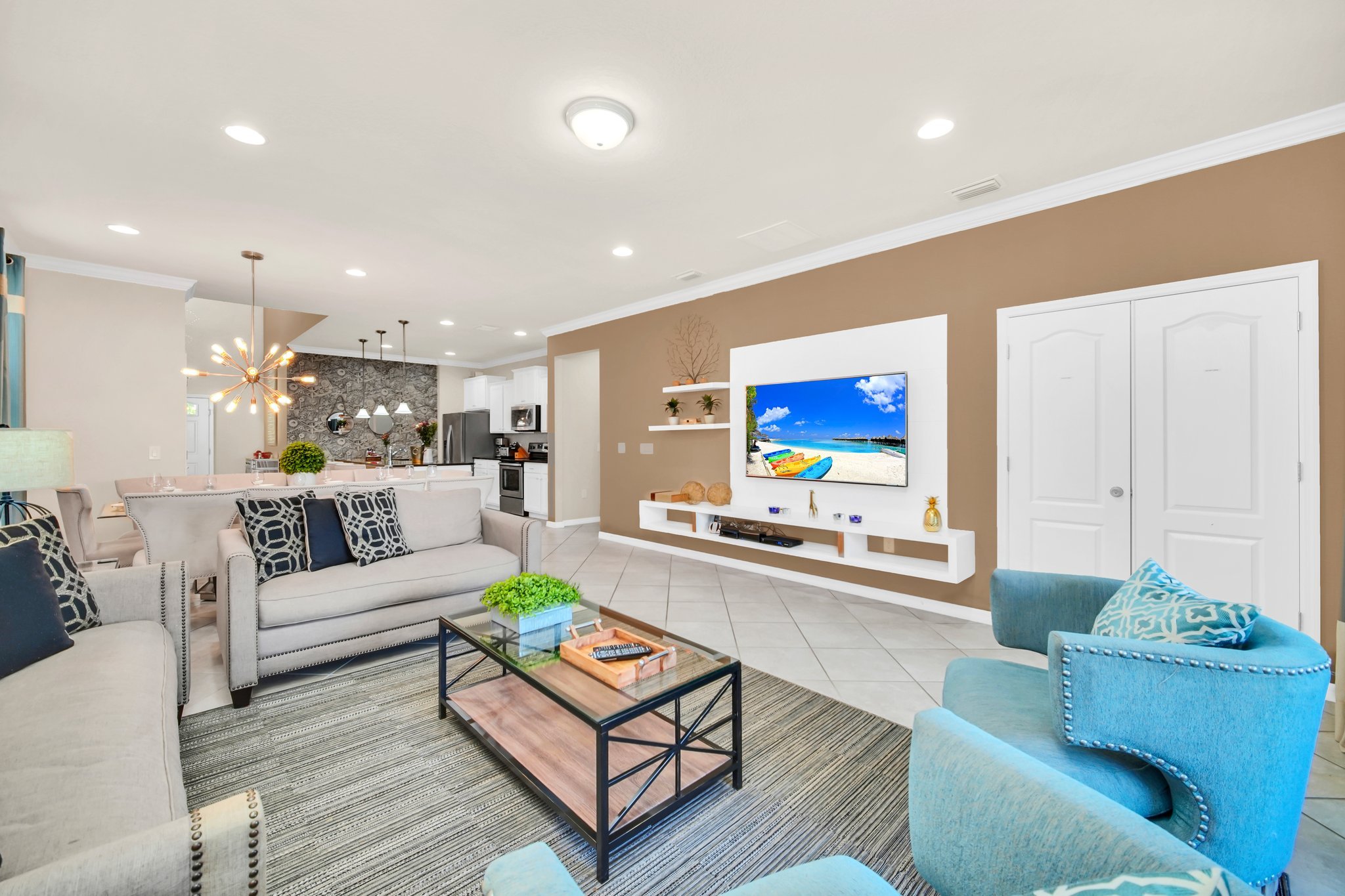 Modern Home, Private Pool. Sleeps 15 | WW102