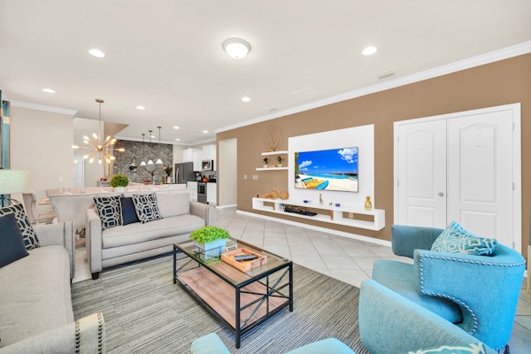 Modern Home, Private Pool. Sleeps 15 | WW102