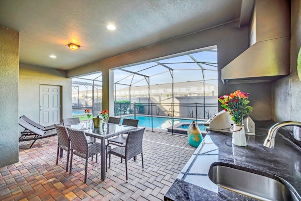 Modern Home, Private Pool. Sleeps 15 | WW102