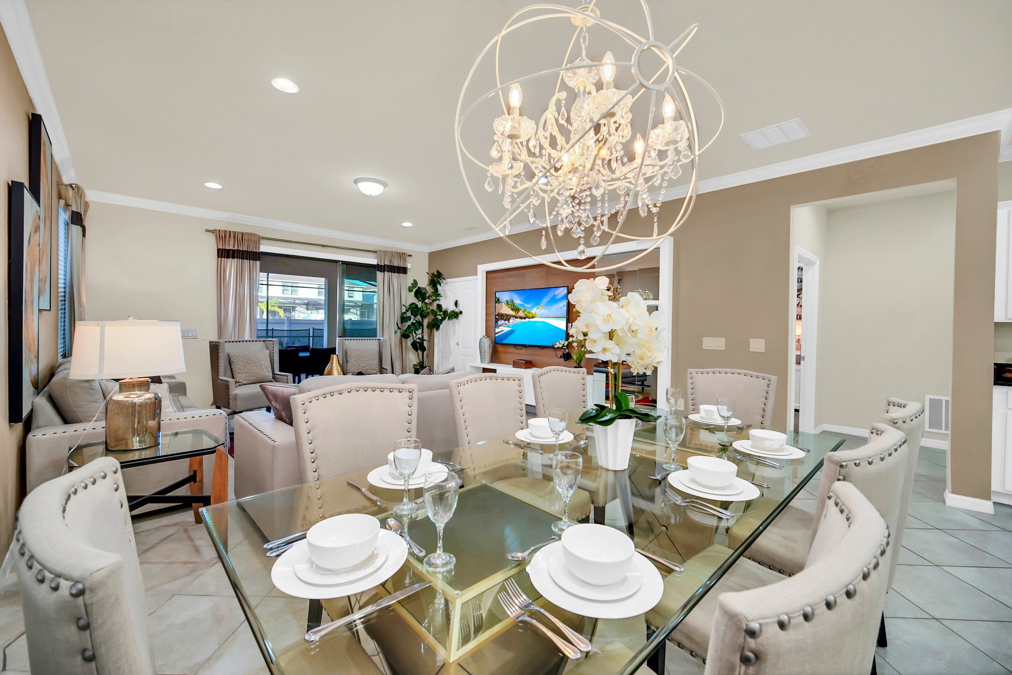 Glamorous Home, Private Pool Sleeps 14 | WW103