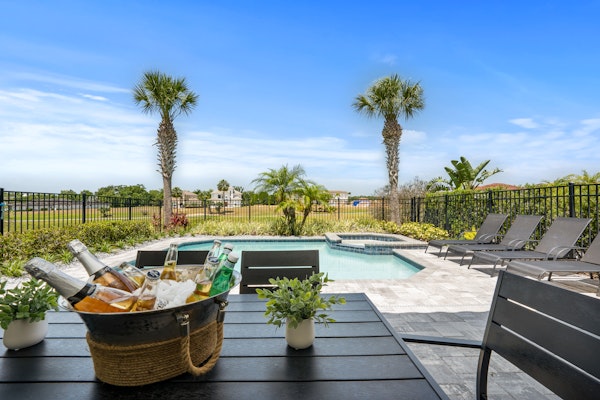 Boutique Luxury Home, Private Pool Close to Disney