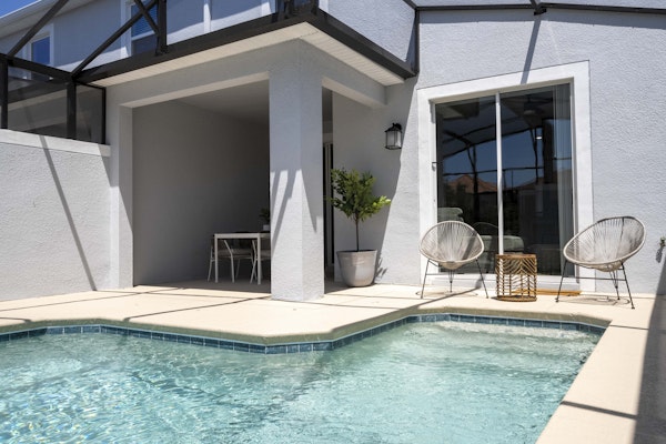 Bright Modern Home @Storey Lake