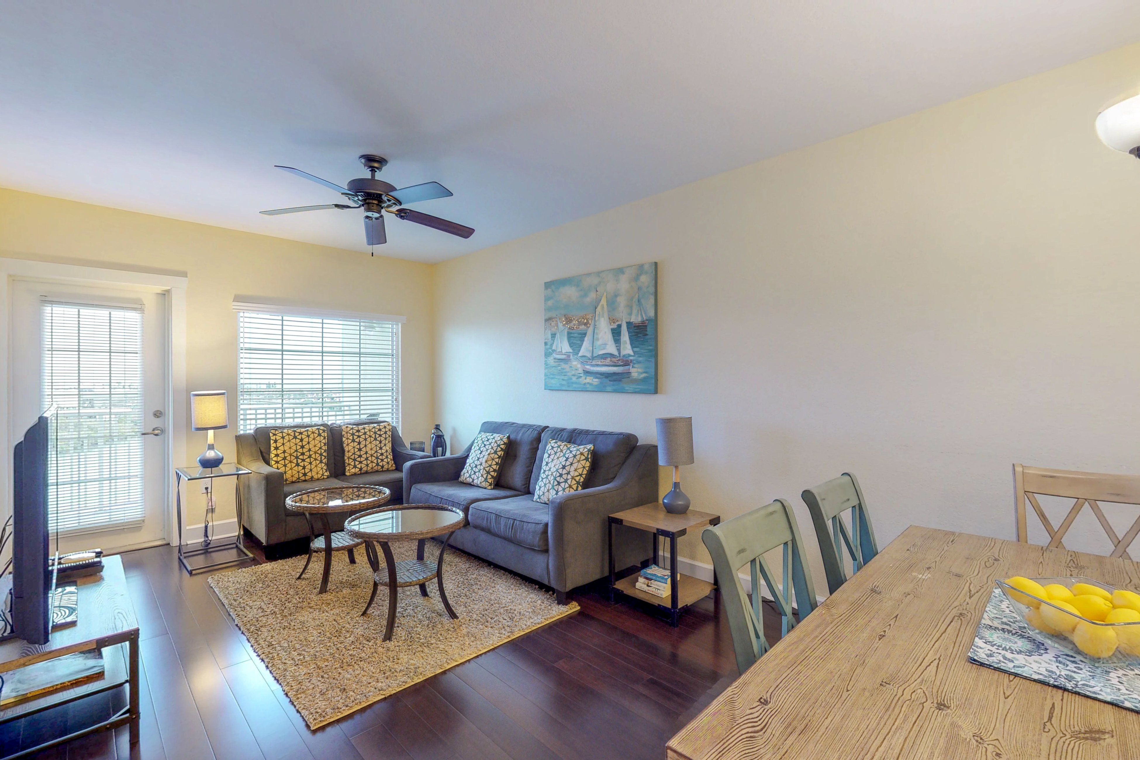 Welcoming condo with WiFi washer dryer and pool walk to waterpark and dining