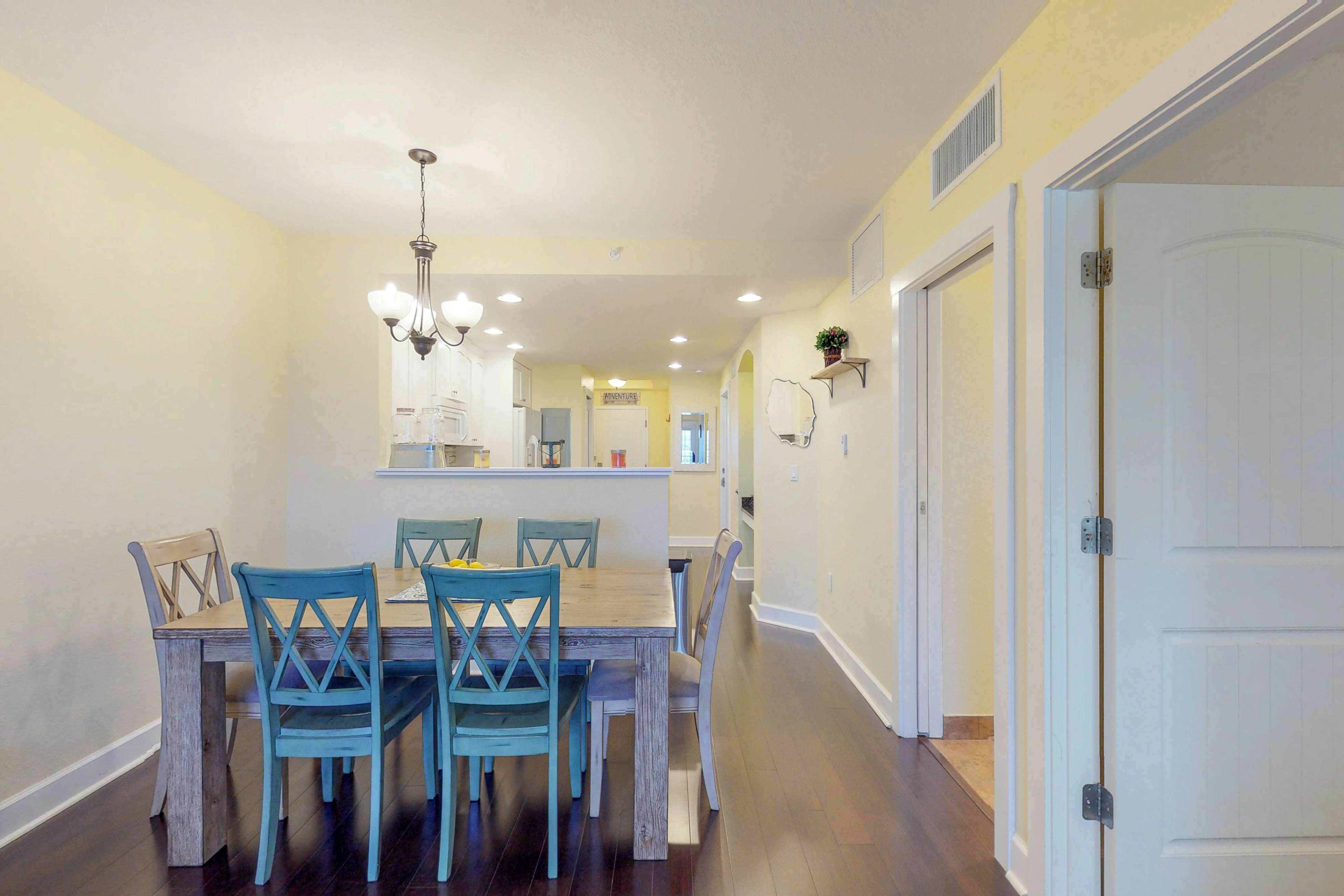 Welcoming condo with WiFi, washer/dryer, & pool - walk to waterpark & dining