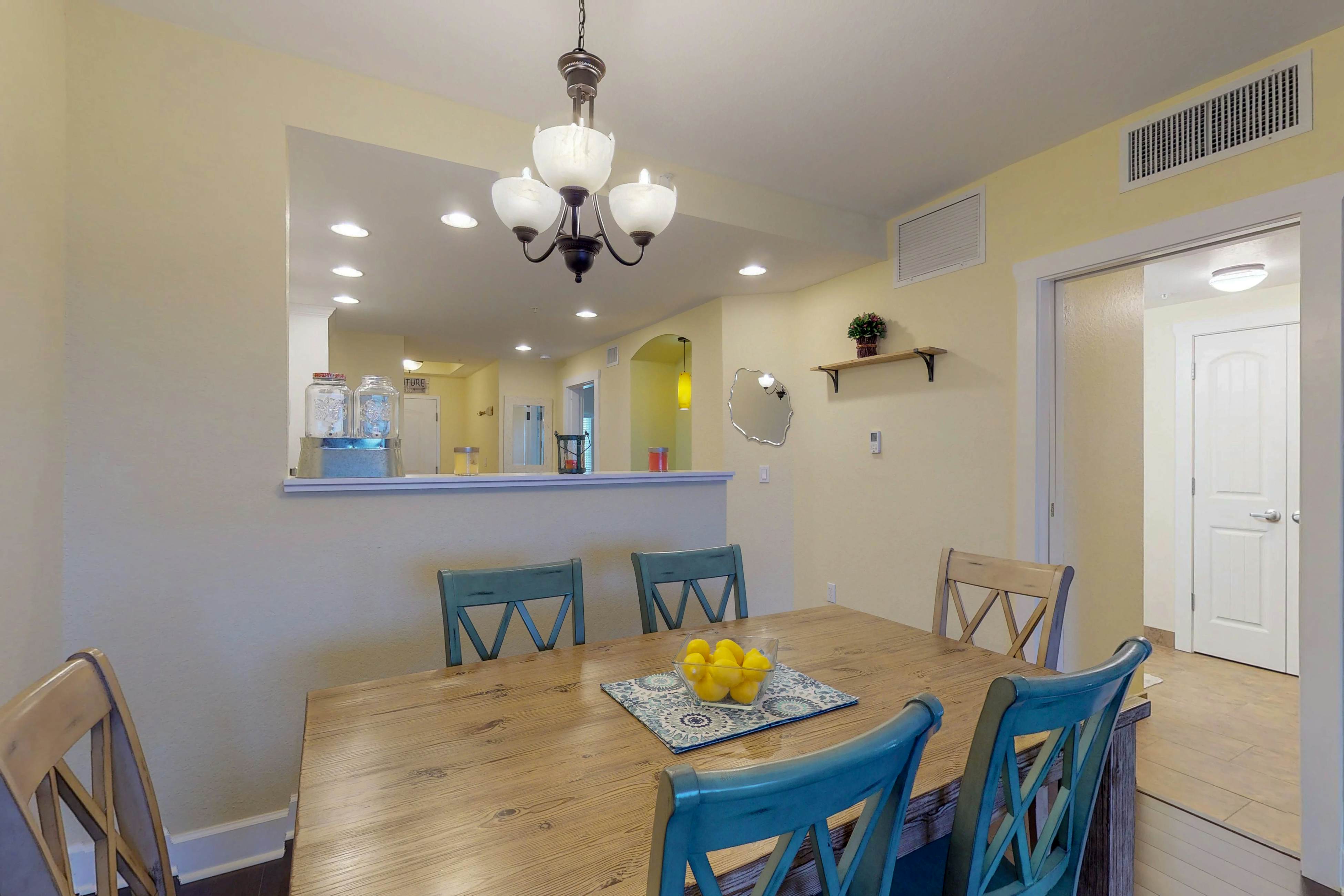 Welcoming condo with WiFi, washer/dryer, & pool - walk to waterpark & dining