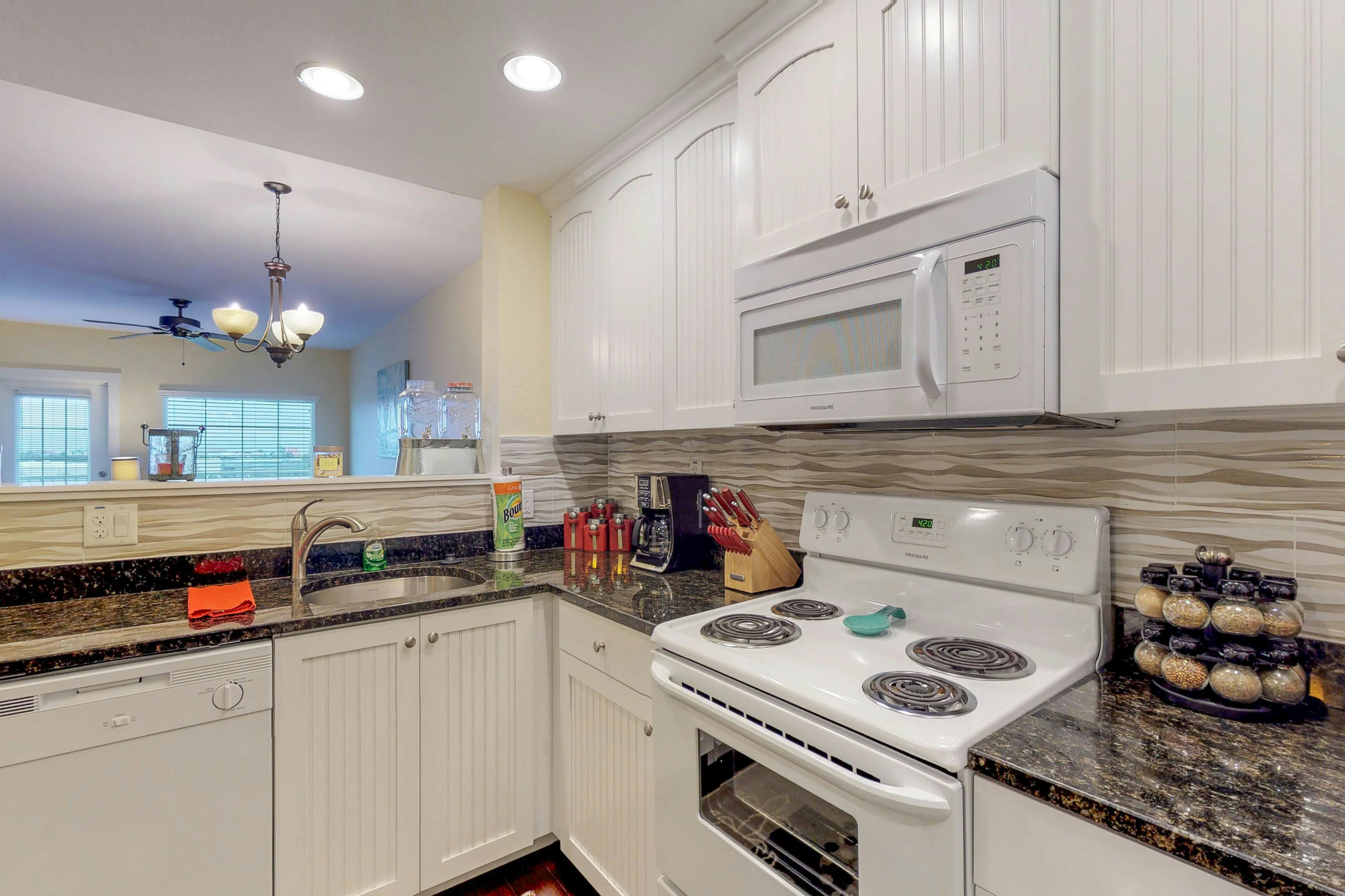 Welcoming condo with WiFi, washer/dryer, & pool - walk to waterpark & dining