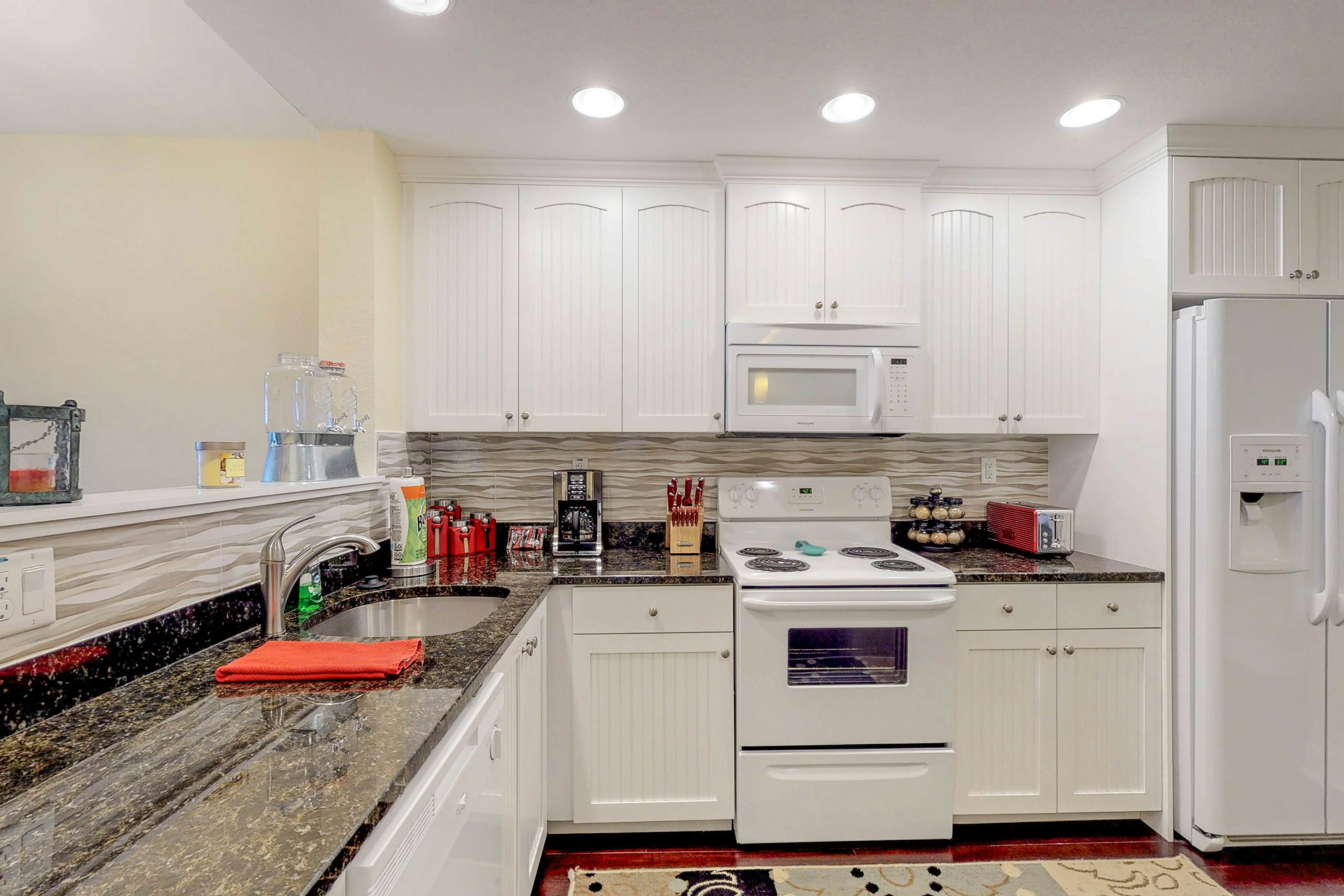 Welcoming condo with WiFi, washer/dryer, & pool - walk to waterpark & dining