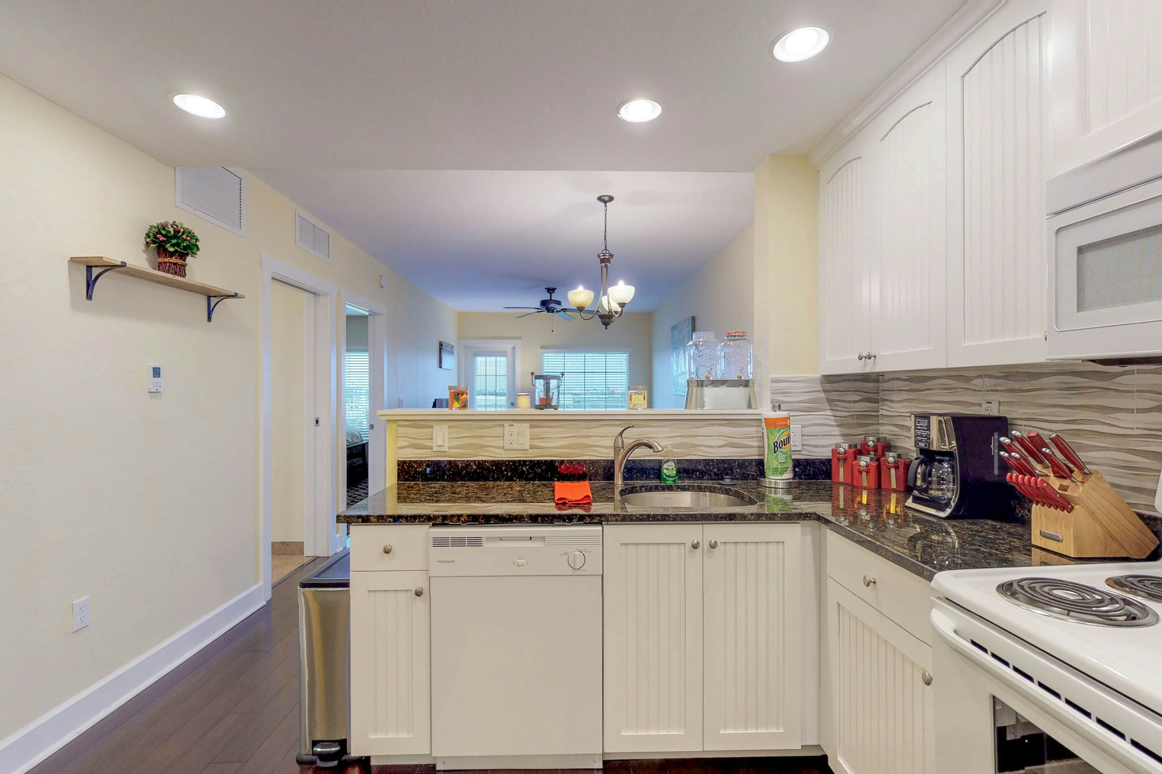 Welcoming condo with WiFi, washer/dryer, & pool - walk to waterpark & dining