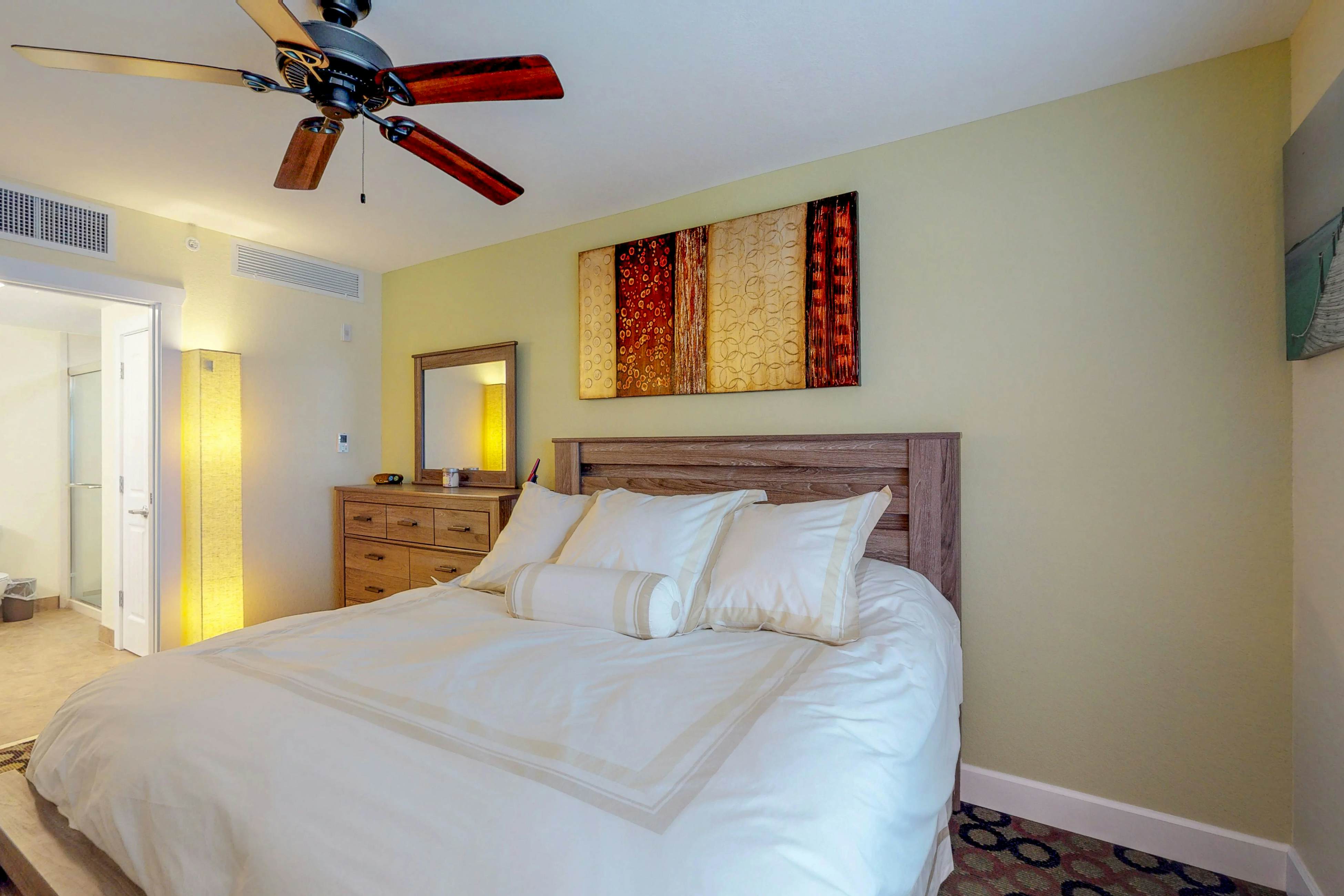 Welcoming condo with WiFi, washer/dryer, & pool - walk to waterpark & dining