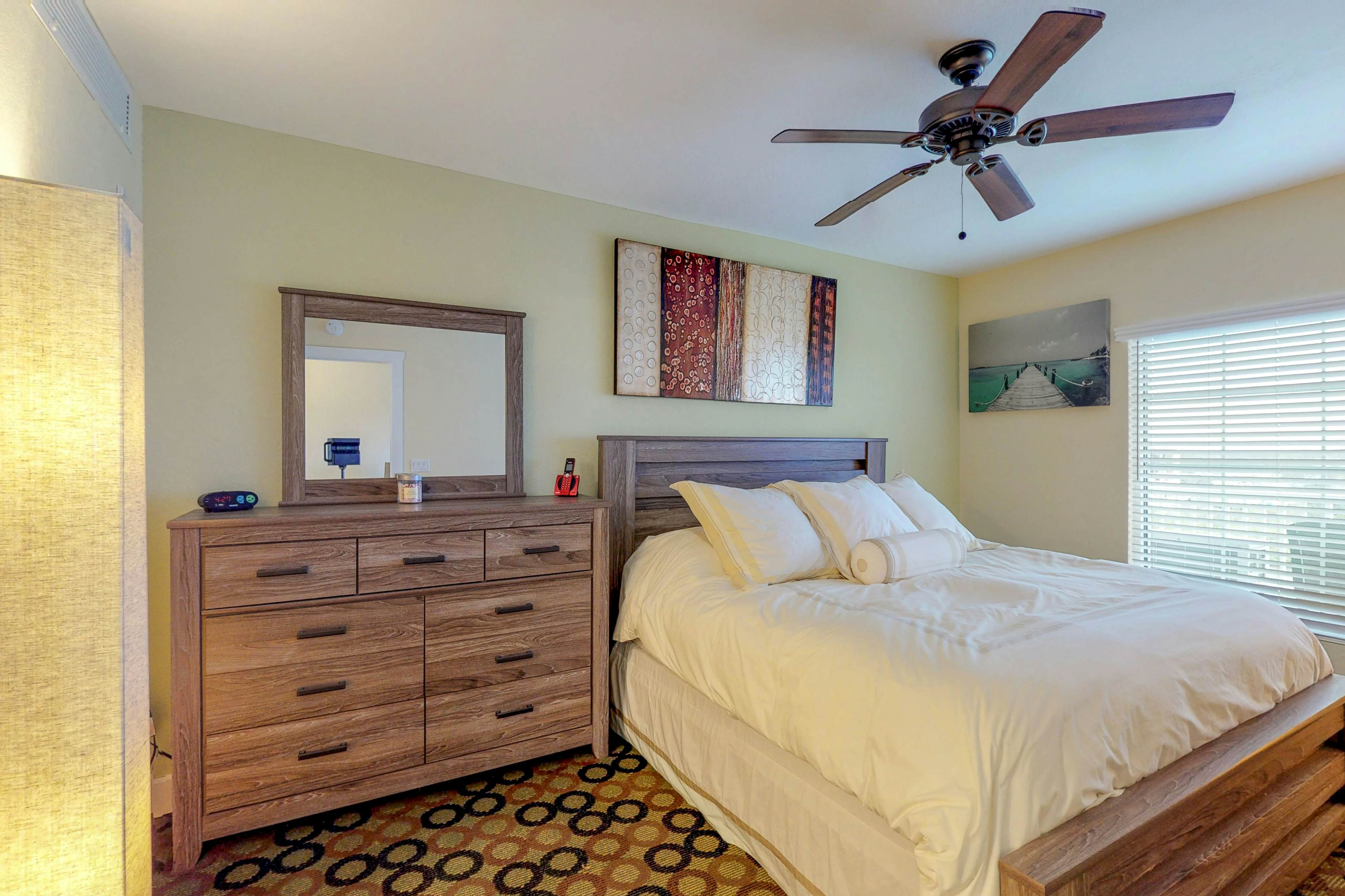 Welcoming condo with WiFi, washer/dryer, & pool - walk to waterpark & dining