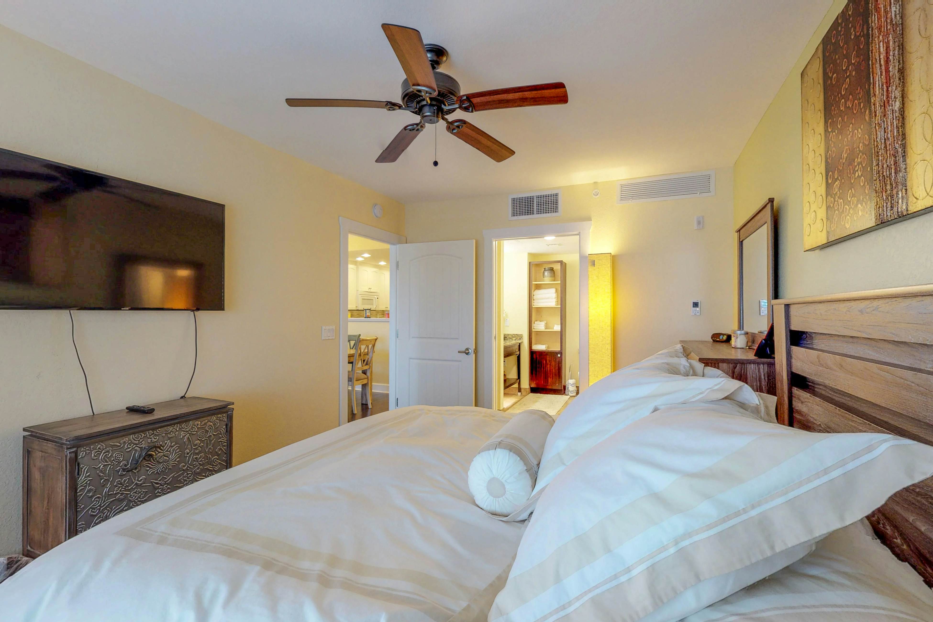 Welcoming condo with WiFi, washer/dryer, & pool - walk to waterpark & dining