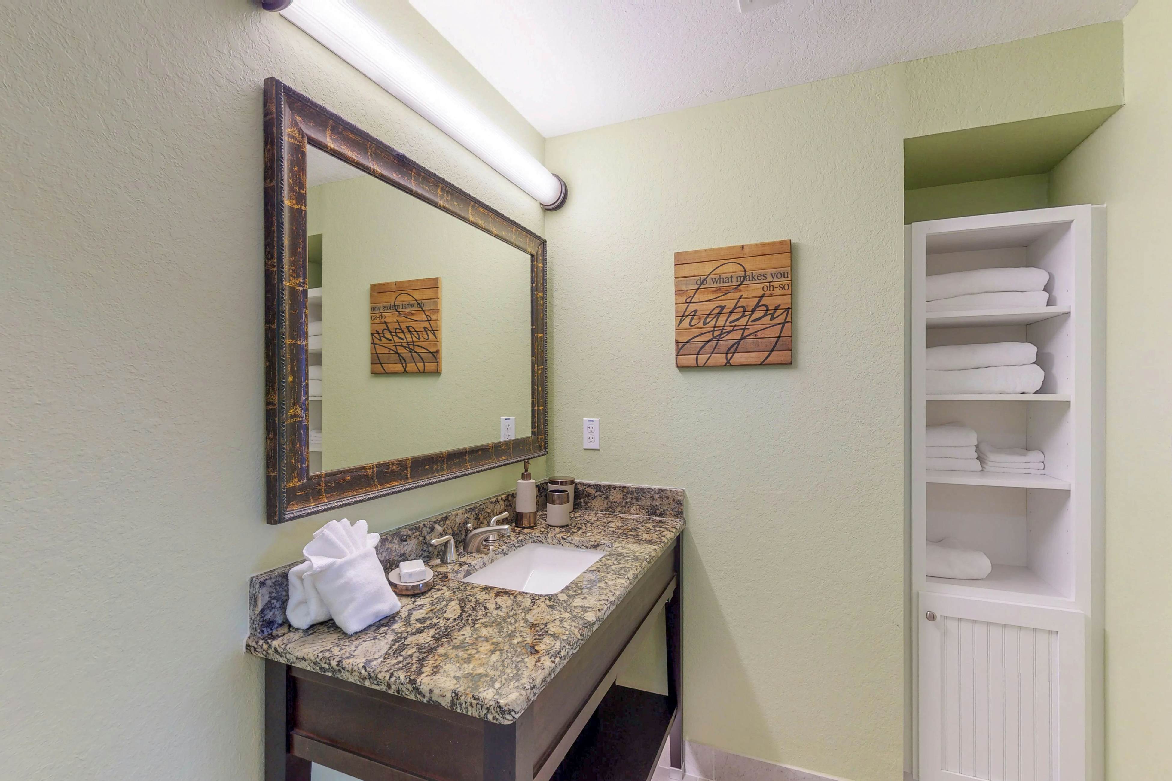 Welcoming condo with WiFi, washer/dryer, & pool - walk to waterpark & dining