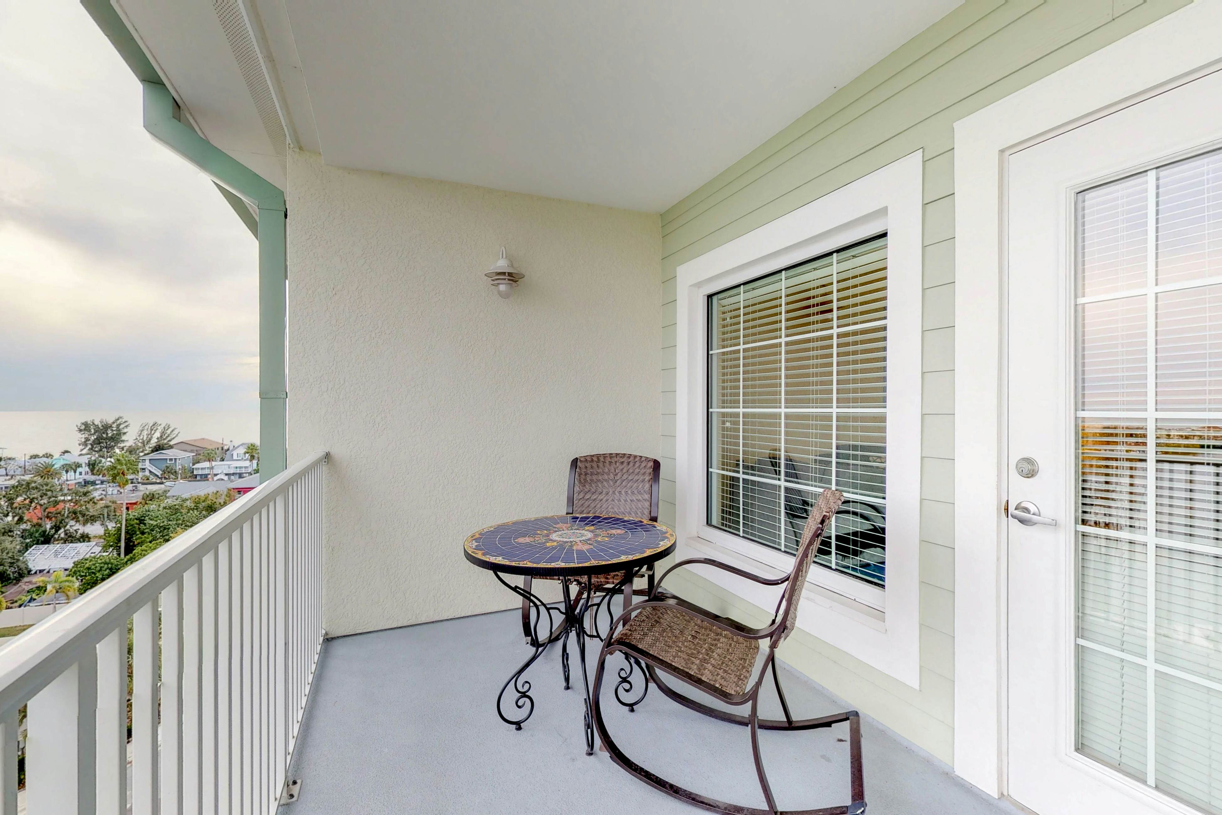 Welcoming condo with WiFi, washer/dryer, & pool - walk to waterpark & dining