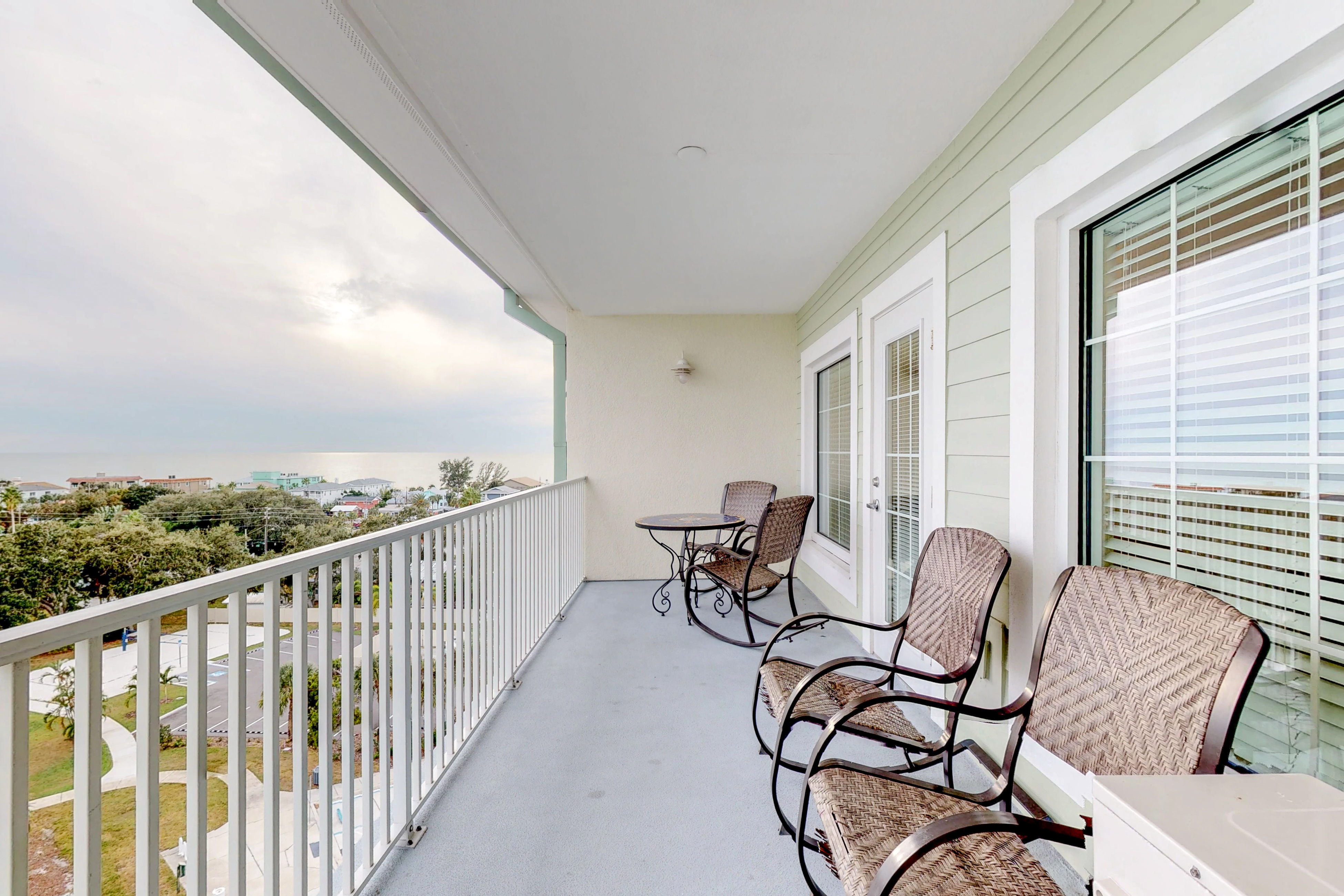 Welcoming condo with WiFi washer dryer and pool walk to waterpark and dining