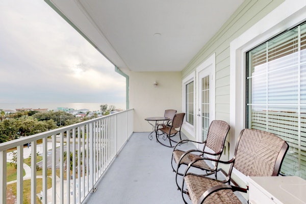 Welcoming condo with WiFi washer dryer and pool walk to waterpark and dining