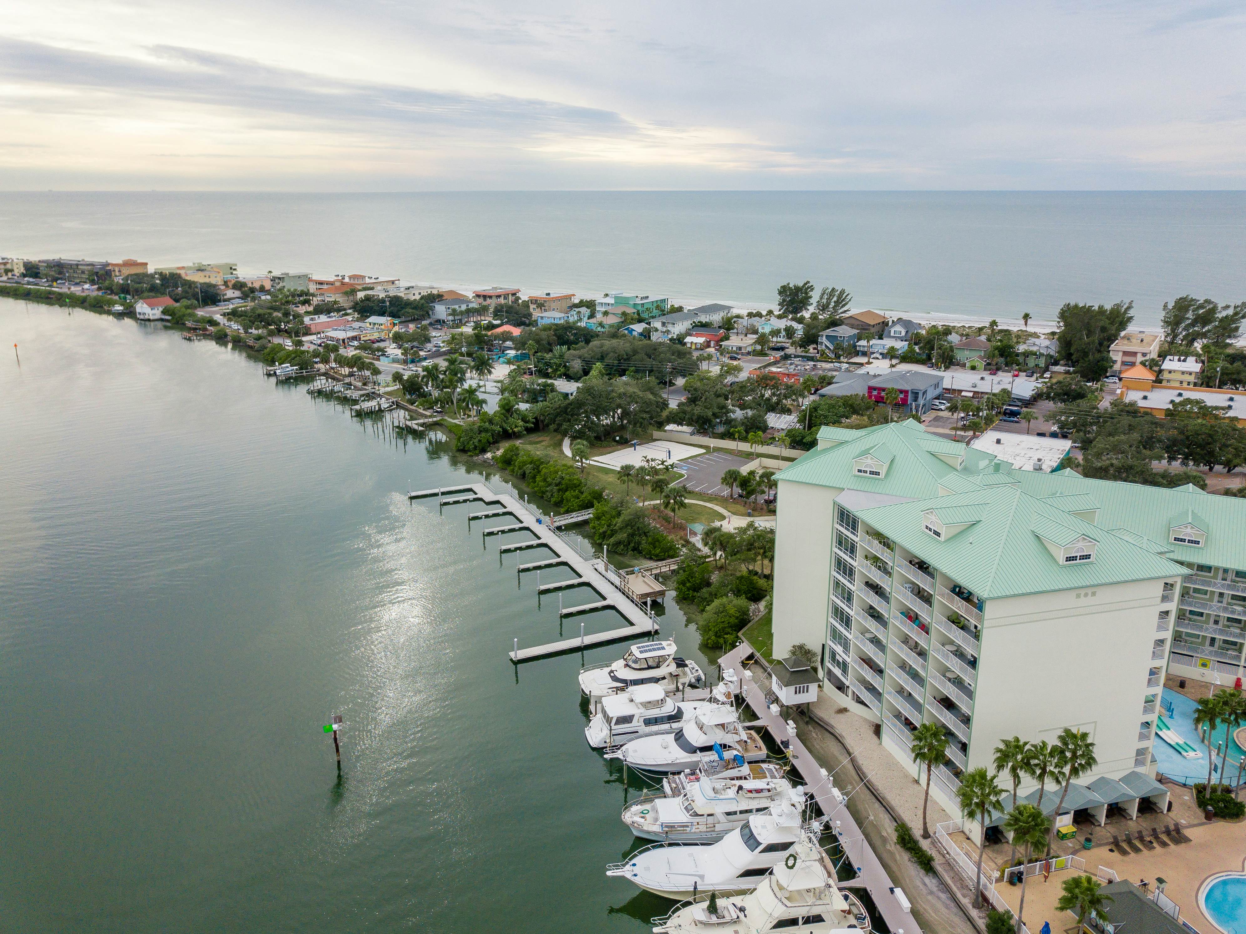 Welcoming condo with WiFi, washer/dryer, & pool - walk to waterpark & dining