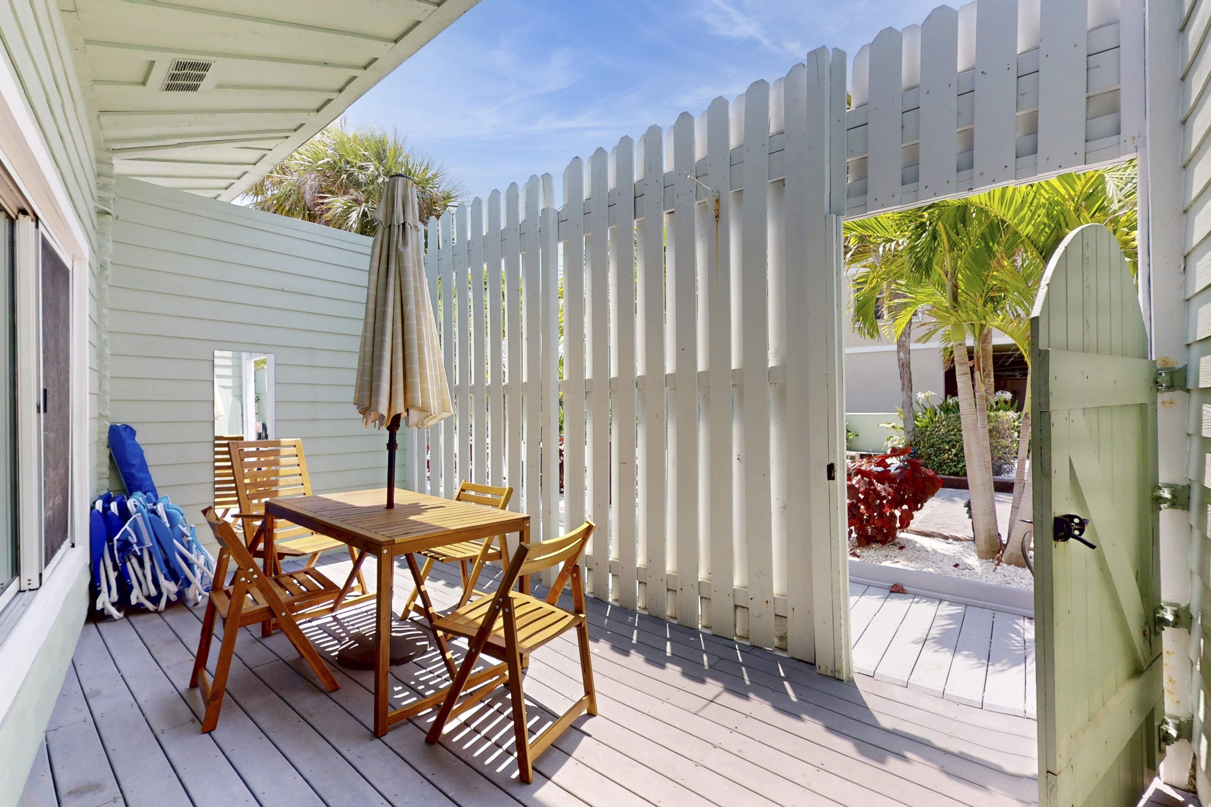 Enchanting condo with full kitchen enclosed yard and washer dryer