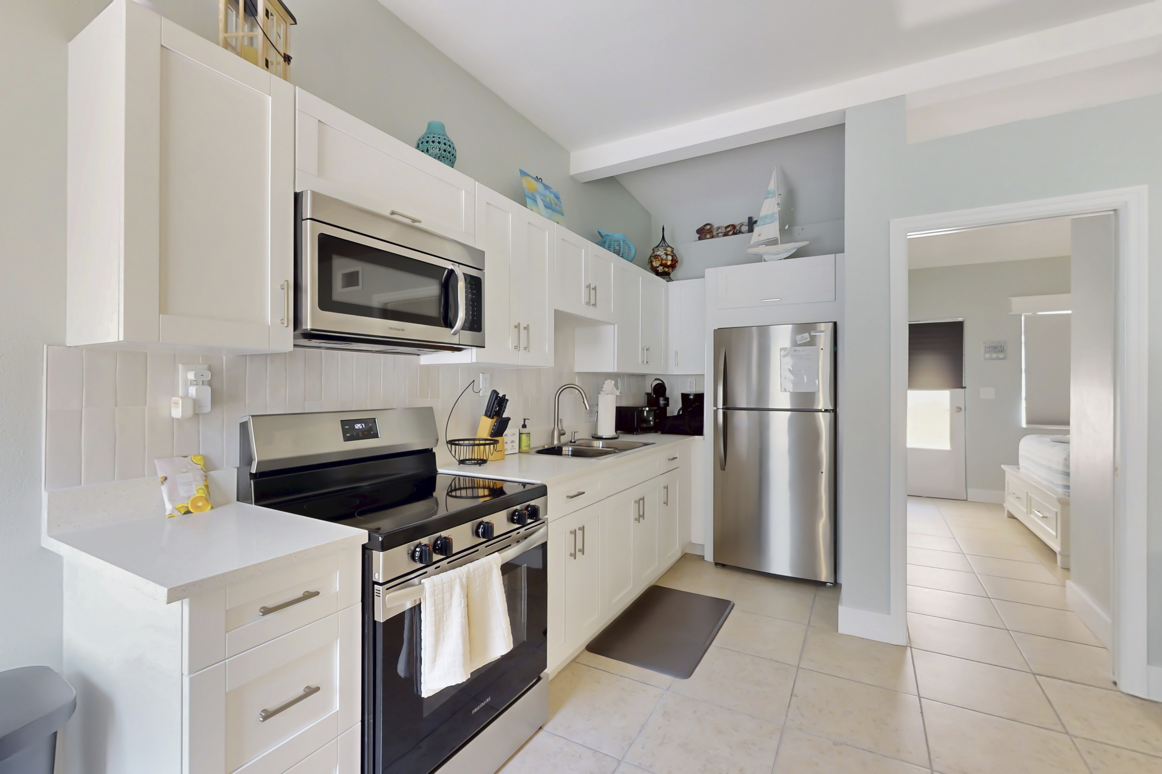 Enchanting condo with full kitchen enclosed yard and washer dryer