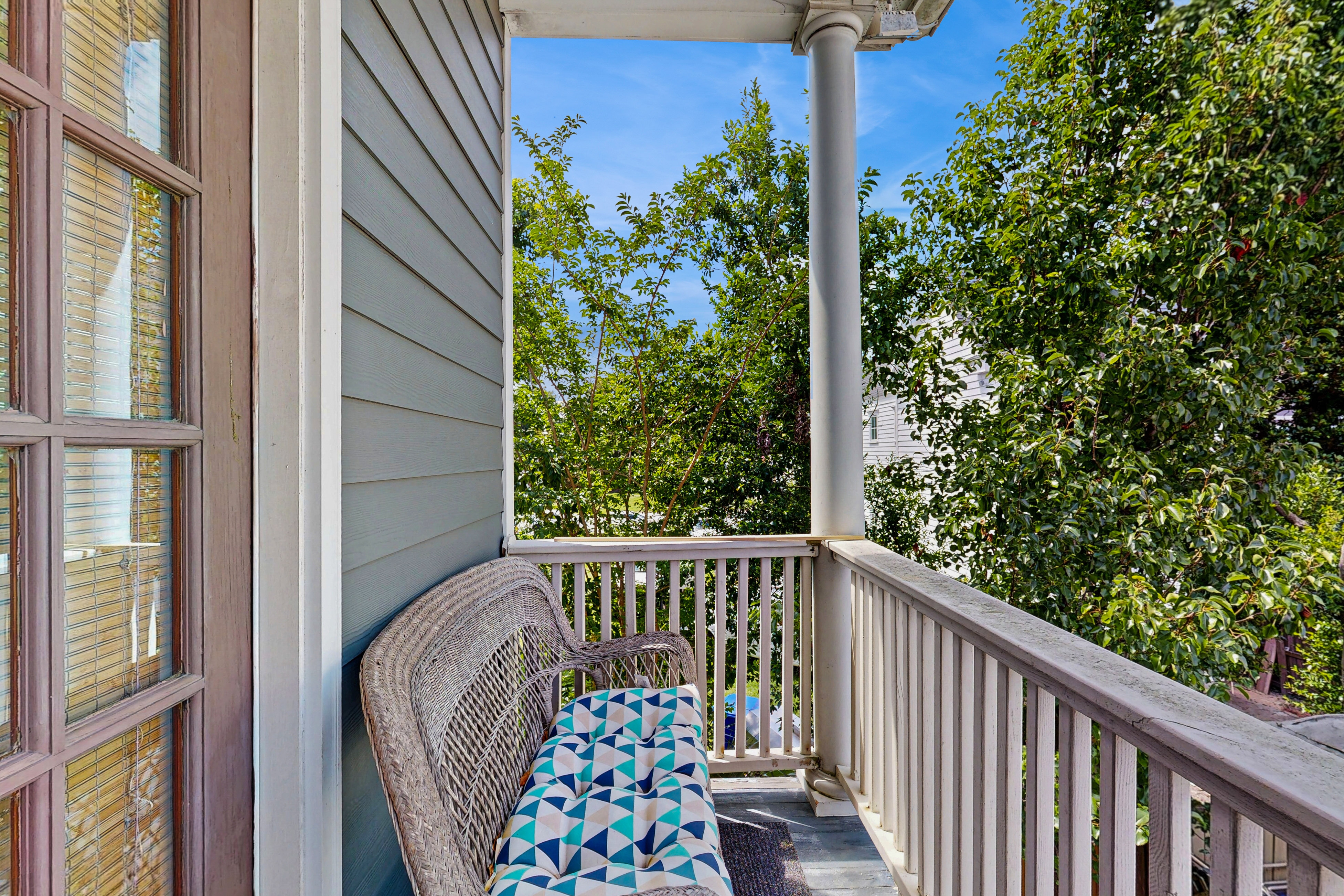 North Central, 30-Day Rental Home w/Double Porches, Garden Patio, and Free WiFi