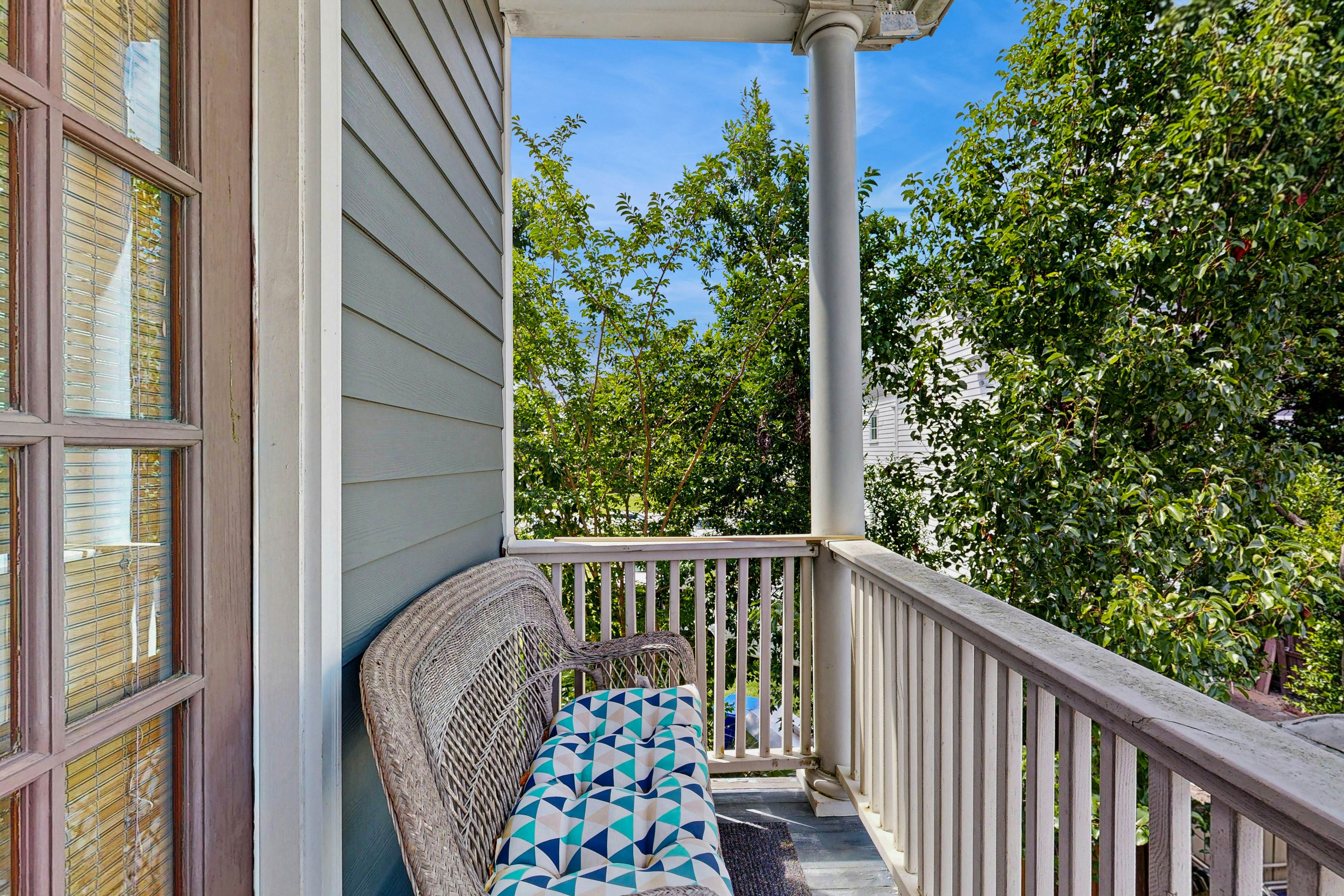 North Central, 30-Day Rental Home w/Double Porches, Garden Patio, and Free WiFi